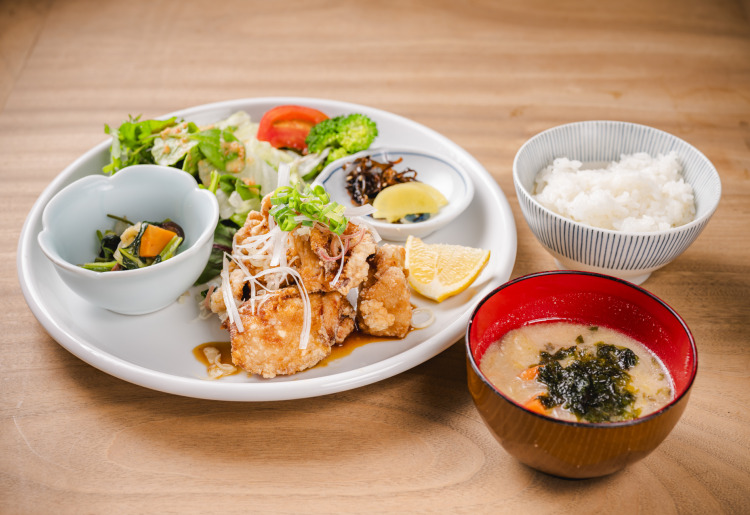 長期飼育のこだわり鶏使用 油淋鶏定食